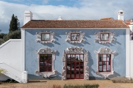 Vermelho - Facade with details by Giuseppe Ducrot