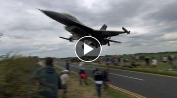 ???????? Turkish F-16 Pilot Ducks Under The Glide Slope, Low Over The Plane Spotters.